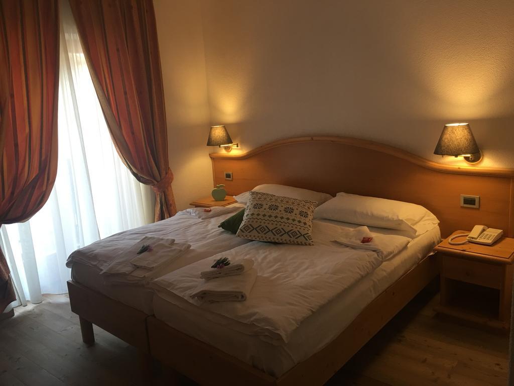 I Tre Magli Hotell Dimaro Exteriör bild