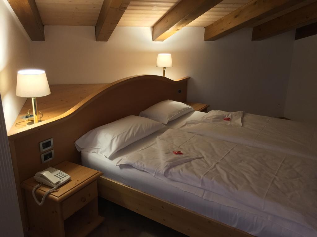 I Tre Magli Hotell Dimaro Exteriör bild